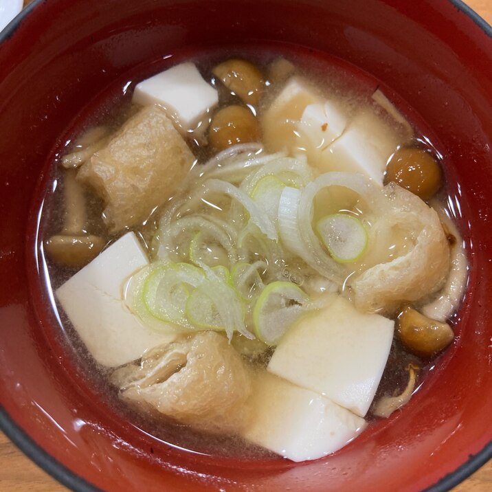 豆腐となめこと油揚げとネギの味噌汁